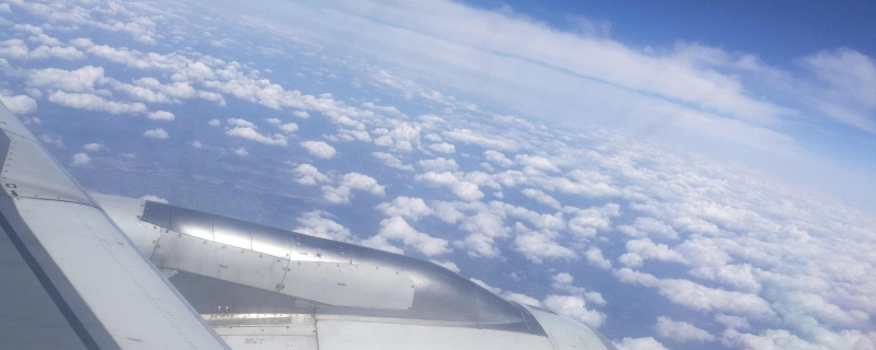飞机飞过天空有时会留下一道白烟这是什么 飞机飞过为什么会留下一道白烟