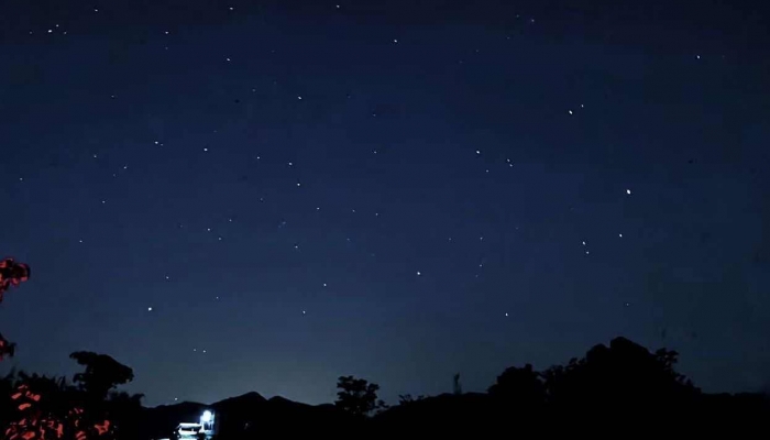 新疆多地拍到巨大发光不明飞行物 网友：外星人访地球太黑了开远光灯
