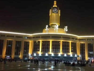 明天就是中秋国庆假期 火车站高铁站已开启人从众模式