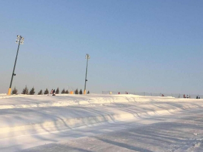 东北的雪快扫不过来了 路面如溜冰场市民手牵手被大风吹翻