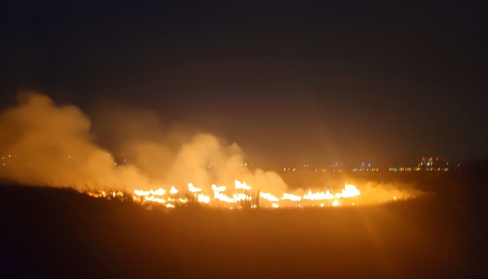 網友坐飛機拍下貴州山火的畫面 稱能看到火光與濃煙