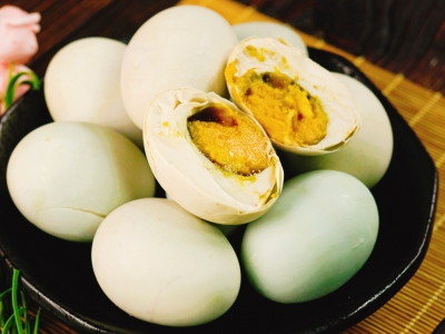 咸鸭蛋怎么做才会出油 鸭蛋的功效和作用