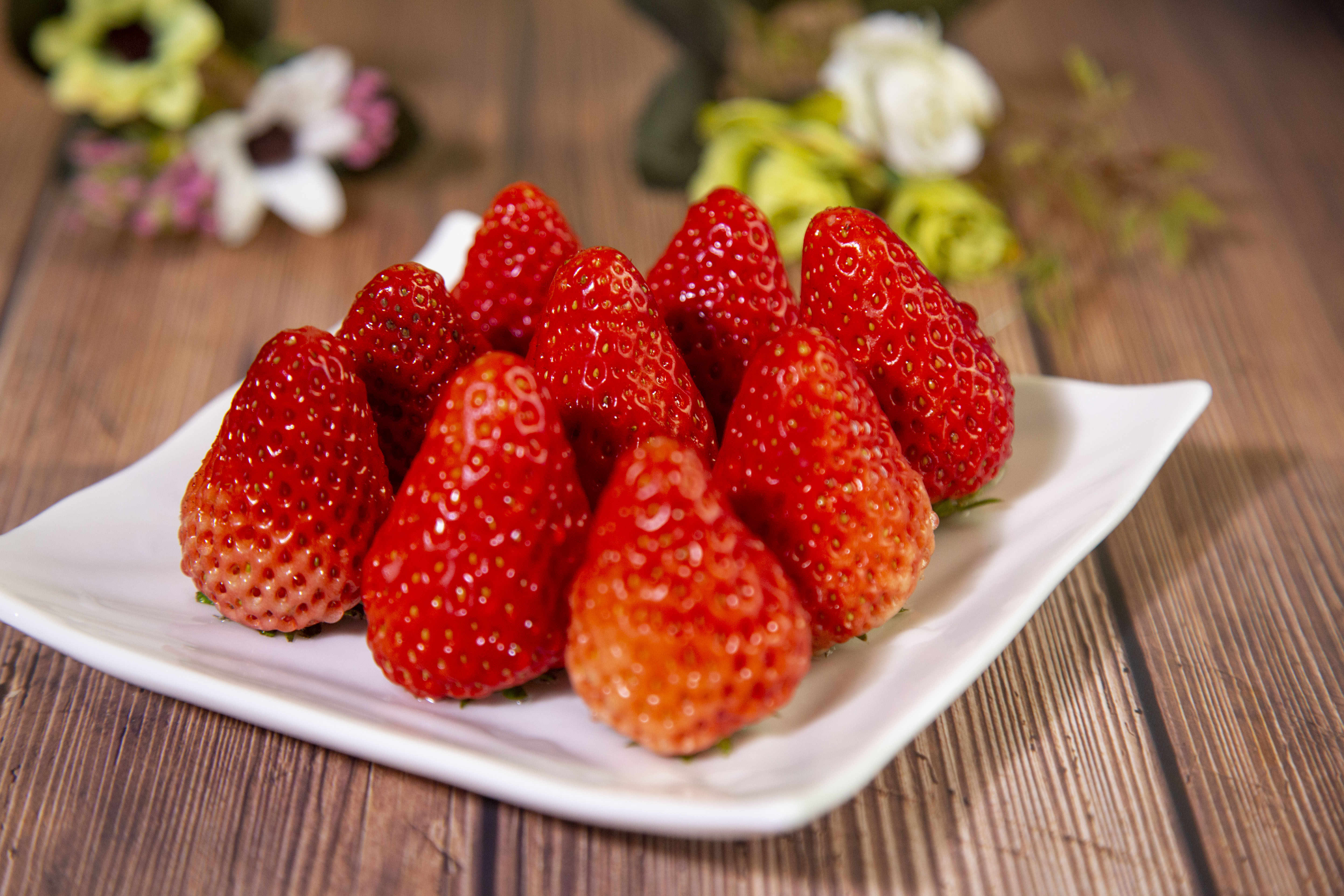 白色背景白盘子里的红大草莓与浆果上的水滴 库存图片. 图片 包括有 点心, 牌照, 午餐, 有机, 降低 - 158837717